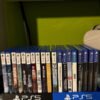 Soporte para juegos PS5 impreso en 3D con fundas dispuestas verticalmente, elegante diseño en azul y negro, ideal para ahorrar espacio.